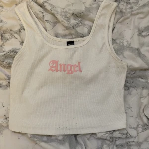 Vit angel magtröja s - Vit magtröja med rosa text som det står ”angel” på. Fint använt skick Lite genomskinlig Köpt på shein.