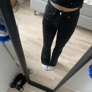 Jeans bikbok - Ett par jeans ifrån bikbok, andvända få tal gånger och i väldigt bra skick, kontakta mig för eventuella frågor ☺️