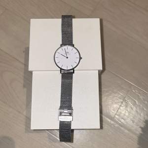 Daniel Wellington klocka i silver. Nytt skick med alla tillbehör. Originalpris 1299kr. 