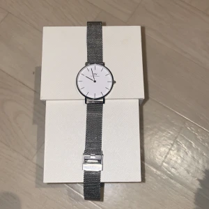 Klocka - Daniel Wellington klocka i silver. Nytt skick med alla tillbehör. Originalpris 1299kr. 