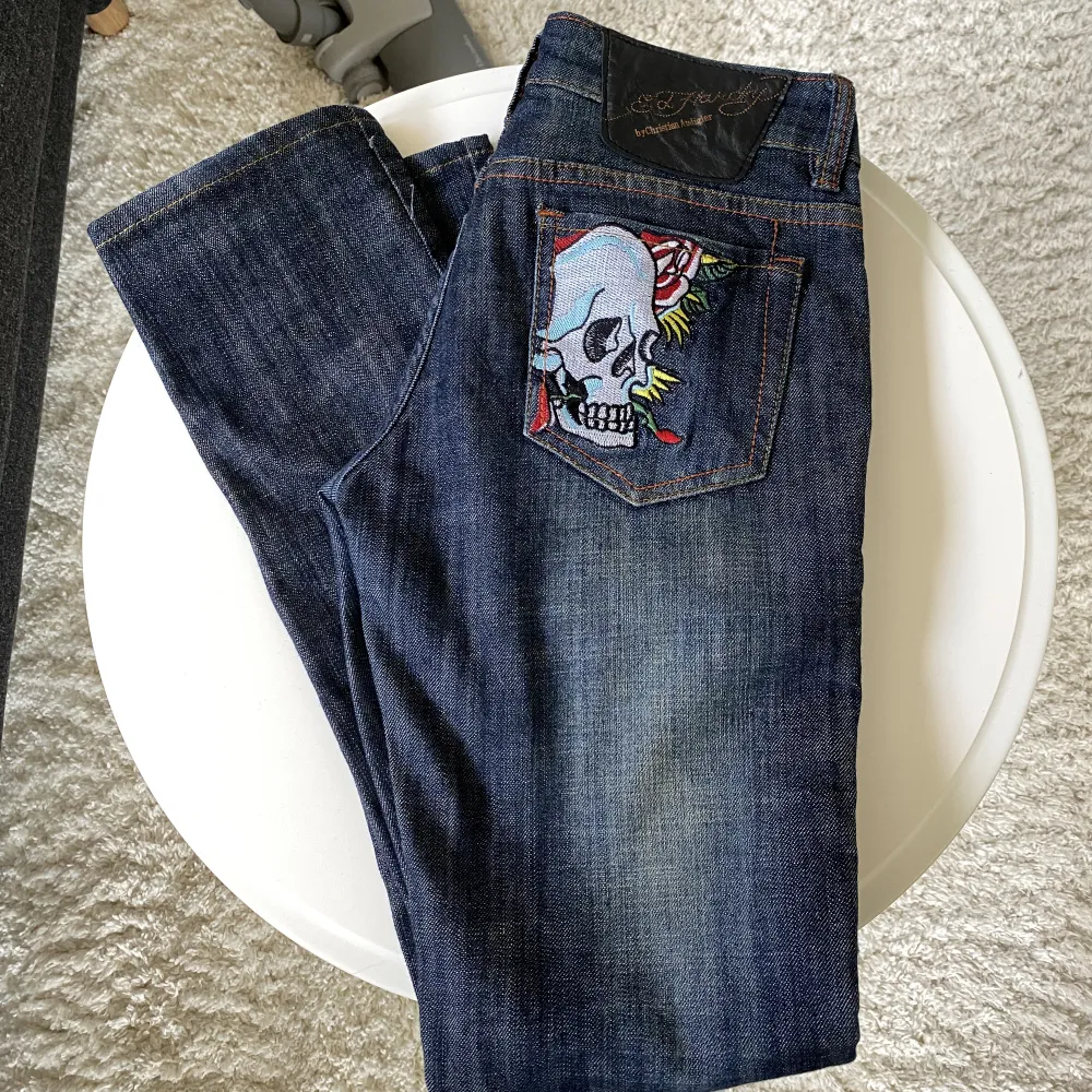 Skiiit snygga utsvängda ed Hardy jeans, som tyvärr är alldeles för små för mig 😔 Jättefint skick . Jeans & Byxor.
