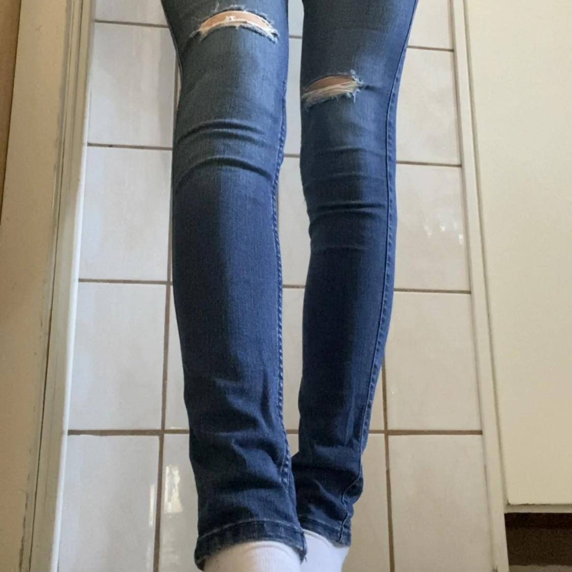 Blå Hollister jeans med hål  - 91