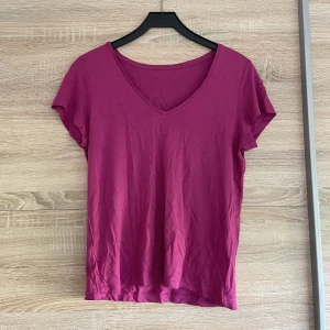 T-shirt  - Rosa topp med v ringning
