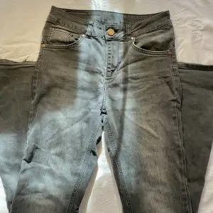 Super snygga svarta flared jeans med en vintage wash!  De är midwaisted, men om man vill ha de ännu lägre, kan de dras ner ytterligare på midjan!  Jeansen är storlek S, men jag upplever de som liiite större!   Jag är 169cm för referens!!