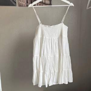 Säljer denna super fina volangklänningen ifrån zara, kan även tänka mig byta mot en annan vit zara klänning i stl xs ( se sista bilden ). Den är använd ca 1 - 2 gånger och är i väldigt bra skick 💞nypris 400