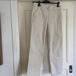Beige byxor   - Cargo byxor i tunt o skönt material, strl S/M 