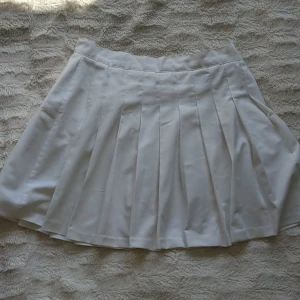Vit kjol - Storlek 40 men sitter bra på en 36/38a. Skater kjol (?) 
