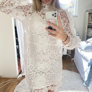 Studentklänning - Jättefin studentklänning från A view! Oanvänd och med prislapp kvar! Originalpris: 1400kr! Mitt pris: 1100kr Köparen står för frakt!❤️‍🔥