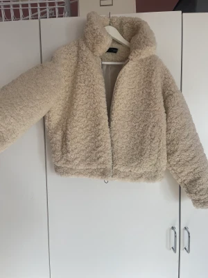 Zara jacka - 💛 Vårstädning av garderoben 💛  Supermysig fårimiterad jacka från Zara. Köpt för ex antal år sedan men endast använd ett fåtal gånger. Croppad i modellen och hög krage.  