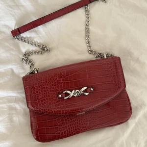 Röd väska  - Säljer denna superfina röda väskan från Mango, knappt använd.