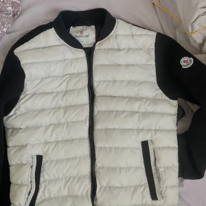 Moncler Fleece - Säljer då jag inte använder och behöver få ihop lite penger, storlek M men skulle säga att den passar S med 