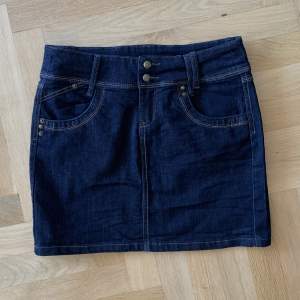 Superfin lågmidjad minikjol i jeans som tyvärr är för stor för mig 💔😭 står storlek 36 men skulle mer klassa den som 38/ M 