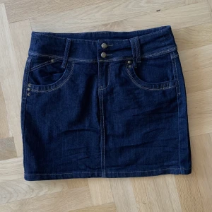 Lågmidjad jeanskjol - Superfin lågmidjad minikjol i jeans som tyvärr är för stor för mig 💔😭 står storlek 36 men skulle mer klassa den som 38/ M 