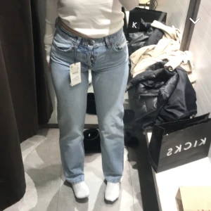 blå zara jeans - blåa zara jeans! modellen mid rise❤️❤️storlek 40 men passar mig som har 38