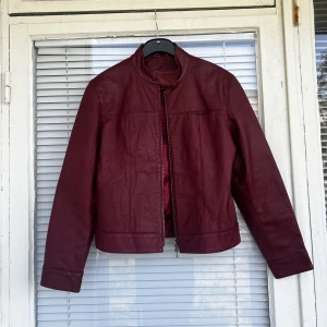 Vintage läderjacka skinnjacka leatherjacket bikerjacka motorcykeljacka läder leather jacka jacket vintage vintagekläder vintagejacket jacka - Vintage läderjacka (äkta läder) i fint skick. Upplevs som en strl: M, säljes billigare då det finns lite fläckar, går säkert att gnugga bort men jag hinner inte pga flytt. 