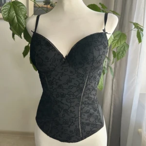 korsett - superfin korset/topp som tyvärr var  för stor för mig 🥲blommigt mönster