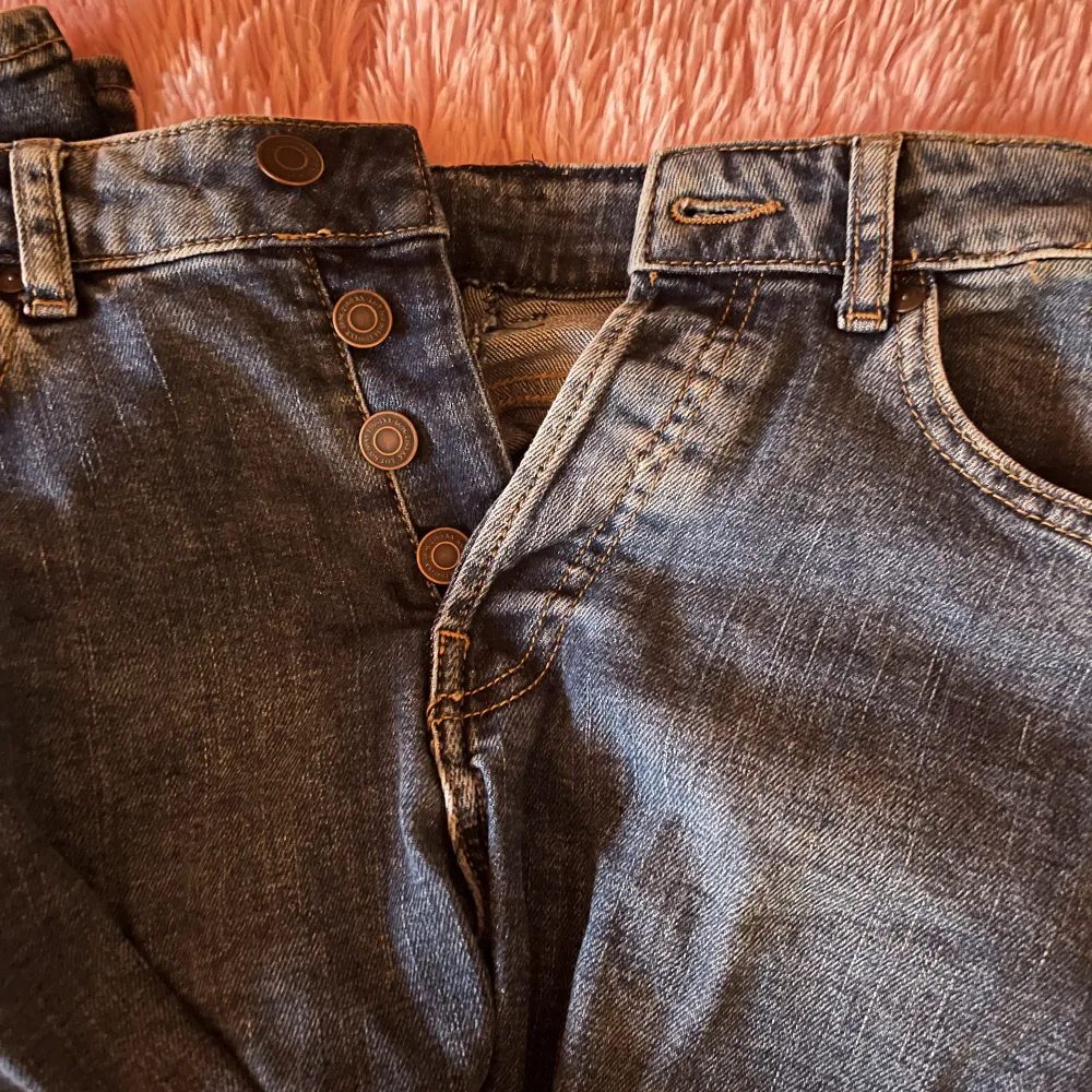 Snygga jeans som är utåtsvängda hela vägen, mörk färg på sidorna och sitter mot kroppen fint, fina knappar fram, lite insydda i midjan men skulle säga att de passar S💓 . Jeans & Byxor.