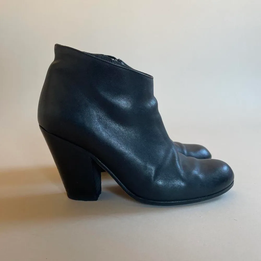 US Shoe Designer Peter Nappi Leather Ankle Boots Handcrafted Leather, Artisanal Design  Black Color with Black Heel, Naturally Distressed Style Metal Branded Zippers and Embossed Leather Branding Barely Worn . Skor.