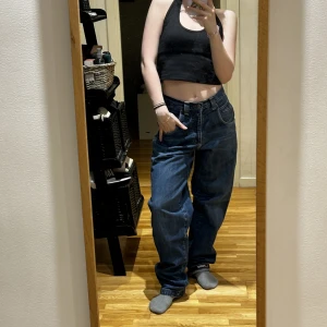 Fubu Jeans - ! lånade bilder ! Intressekoll på dessa feta jeans från märket FUBU. Ordentligt jeansmaterial, som nya i skicket. Storlek W29, typ S. Älskar modellen och detaljerna!! hoppas någon får bättre användning för dem. Priset kan diskuteras! 