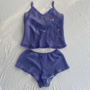 Vintage pyjamas  - Så fin vintage pyjamas. Storlek 40 men har justerbara band och resår i midjan så passar också mindre, jag med storlek 36 kan ha den. Priset är för båda delarna. Har två lager men båda är i meshliknande material så den är lite genomskinlig 💋