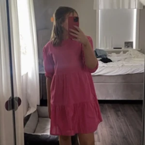 Rosa klänning  - En jättefin rosa klänning. Det är stl 164. Använd fåtal gånger och i jättebra skick. 💗