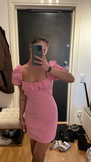 Linneklänning  - Oanvänd klänning i linne från Zara, köpte förra sommaren men använde aldrig. Helt ny och oanvänd men den är såå fin, säljer för att den är lite för liten för mig! 