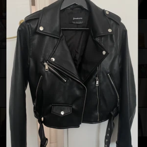 Stradivarius läderjacka/skinnjacka stl S - Super fin jacka från stradivarius, normal i storleken🥰Köptes för 359kr. säljs då den ej används längre, annars är den använd måttligt. finns en super liten skråma på lädret i  insidan av jackan, bild kan skickas privat🥰