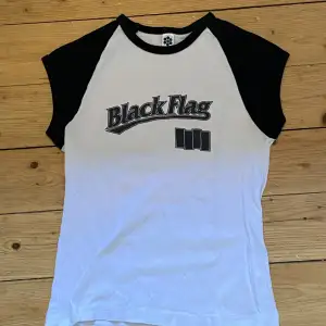 T-shirt med ”black flag” tryck Inga hål eller fläckar. På tröjan står det  stl S men skulle själv säga xs.