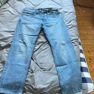 Ljusblå jeans från NEUW, väldigt bra skick 9/10 och har storleken 32/32