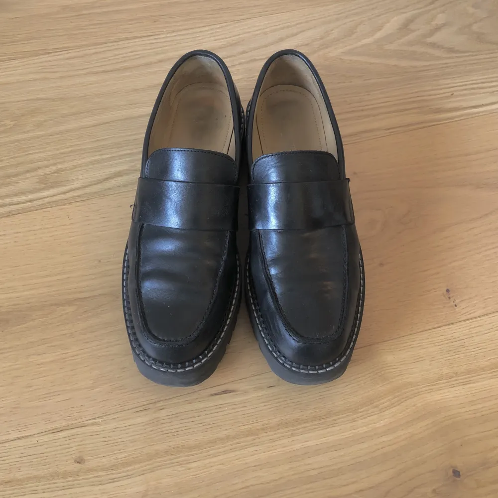 Chunky loafers från & other stories i svart läder. . Skor.
