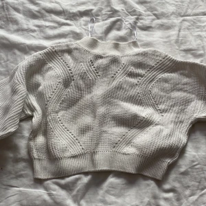  vitt stickad tröja  - En vitt stickad tröja i väldigt bra kvalitet 