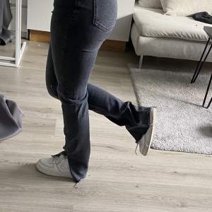 skinny jeans med slit från zara, jättefina & endast använda fåtal gånger! 🤍