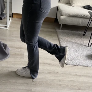 Grå Zara jeans - skinny jeans med slit från zara, jättefina & endast använda fåtal gånger! 🤍