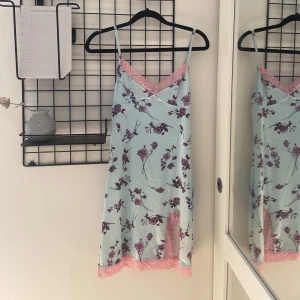 Sommarklänning  - Så söt å somrig klänning som sitter så fint på kroppen pga de stretchiga tyget💞 köpt för ca 2 år sen och använd en gång men är i nyskick 