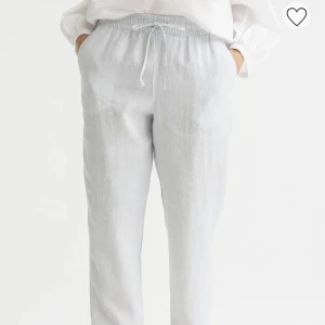 Linnebyxor - Skit snygga slutsålda linnebyxor ifrån hm, köpta förra året. Dem har blå smala ränder, kom privat för egna bilder