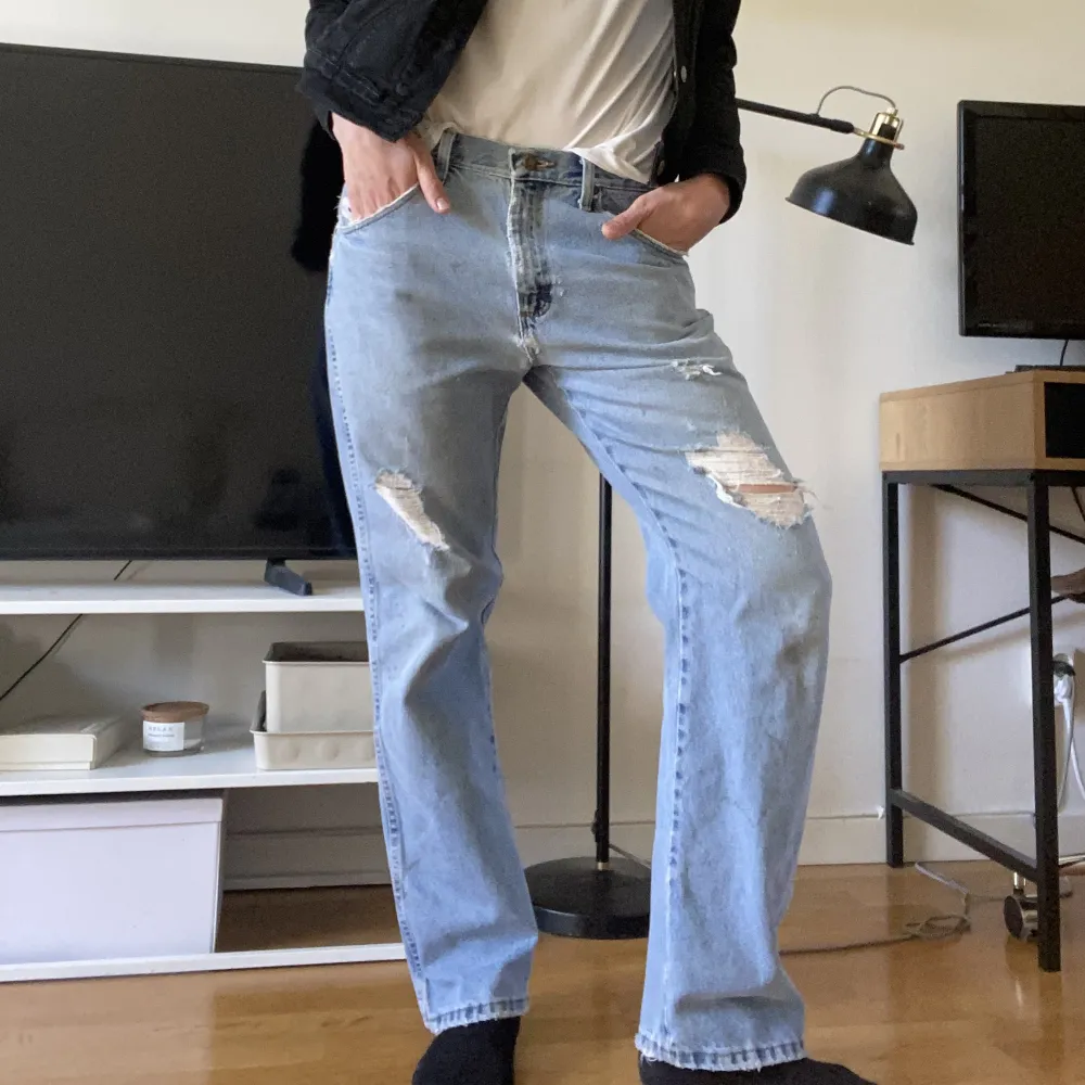 Jättesnygga låga jeans som tyvärr inte kommer till användning. Storlek W33 L30, men är lagom för en S/M i byxor. Jag är 174 cm lång för referens.. Jeans & Byxor.