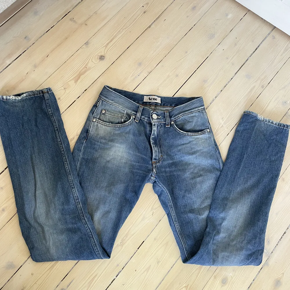 Säljer nu dessa jätte snygga lågmidjade/ mid waist acne jeansen! De är i väldigt bra skick💕 säljer dom för 400 + frakt🙌 pris kan diskuteras. Jeans & Byxor.