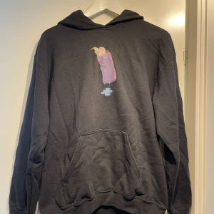 Sad Light Hoodie - Fin svart sad light hoodie med lila tryck och tryck där bak. Frakt ingår inte. 