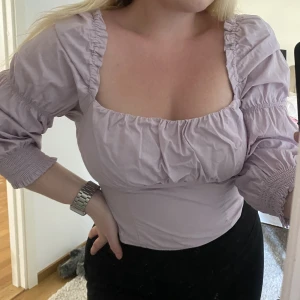 Söt pastelltopp - Så fin topp från hm i pastellila! Är i storlek 42 men som syns på bild är den liten och tight i storleken så passar en medium skulle jag säga! 