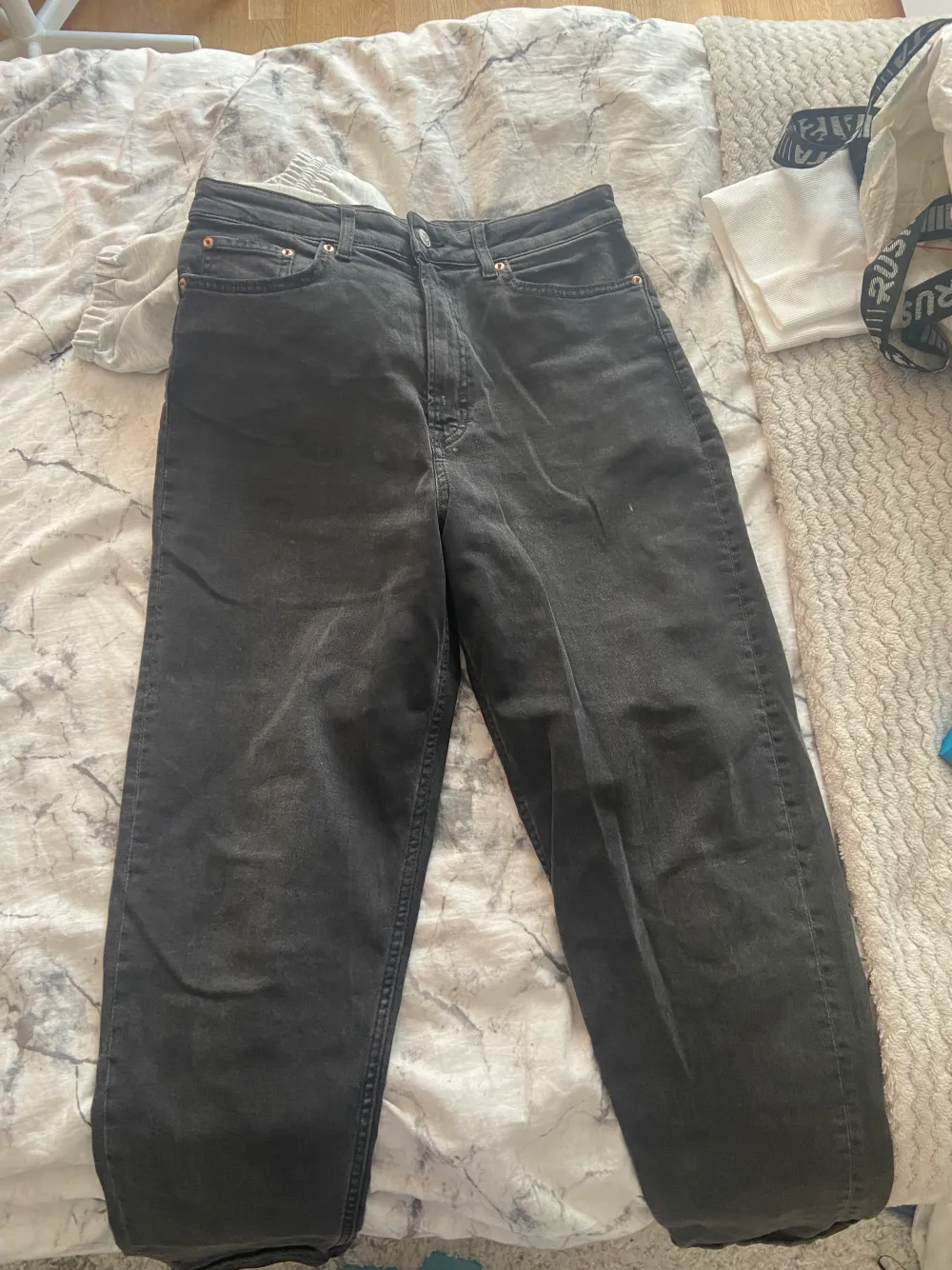  Ett par svarta jeans,kostar 45kr+25kr frakt. Jeans & Byxor.