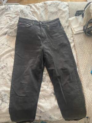  Ett par svarta jeans,kostar 45kr+25kr frakt