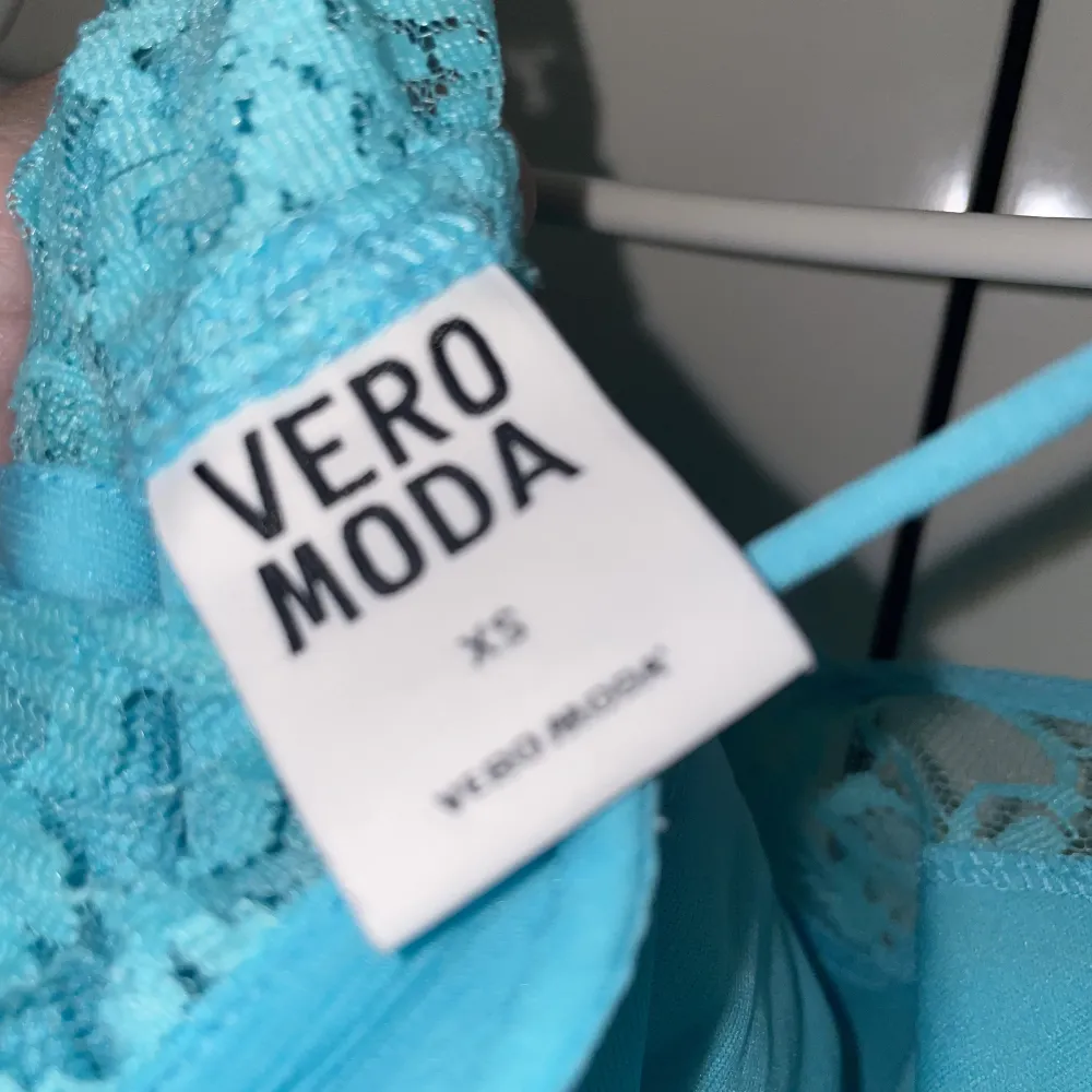 Turkos klänning från vero moda storlek XS, ny! Spets detaljer. Klänningar.