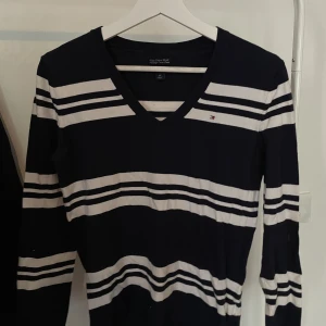 Tommy Hilfiger sweatshirt - V- neck sweatshirt.  Condition: Good- used a couple of times. Size: S