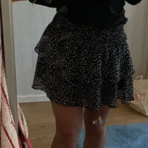 Kjol - Säljer denna kjolen då den inte kommer till användning längre💕Köpt på Chelsea i Göteborg för ca 2 års sen. 