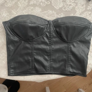 En fin zara bandeau i skinneffekt - Fina skinn topp i bra skick, frakt ingår inte i priset