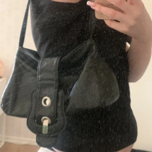 svart liten väska - super söt läder väska, lätt får plats med små nödvändiga grejer 😊👍