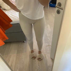 Strongertights - Beiga träningstights från stronger, strl XS/S. Väldigt stretchiga. Använda 2 gånger, hela och rena. 300 kr + frakt