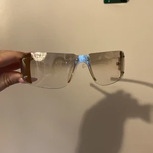 Y2K solglasögon - Säljer då jag har för många som liknar dessa. Köpt på asos ett år sen helt slutsåld 