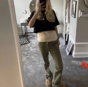 Gröna HM jeans - Populära jeans från hm, använda en gång