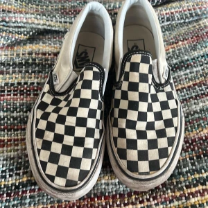 Rutiga vans - Vans i storlek 36,5 passar mig som har 37 i vanliga fall. Skon har platå. Välanvända se bilder. 
